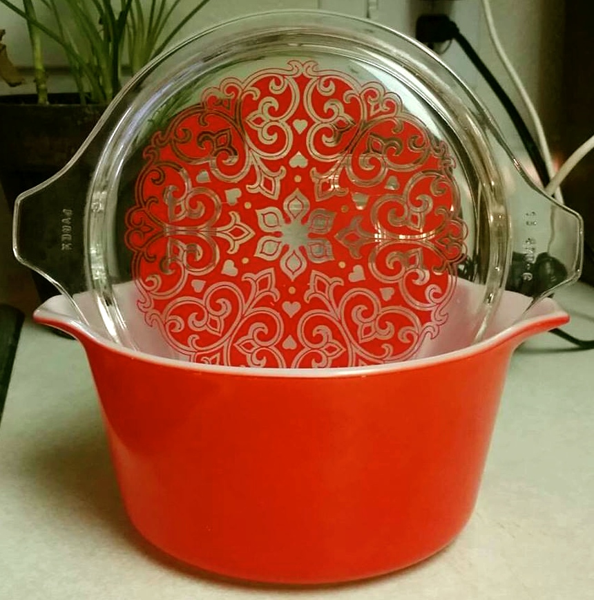 Vintage Pyrex Celtic Hearts Casserole Dish