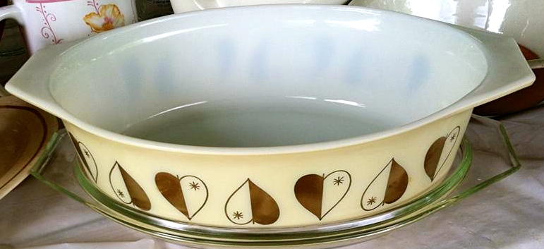 Vintage Pyrex Golden Hearts Casserole dish