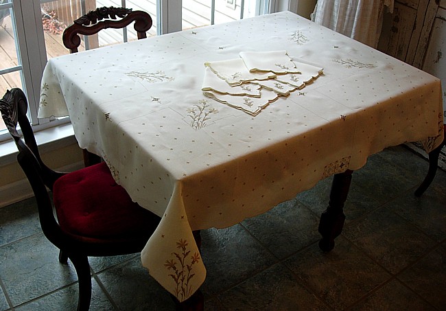 Portuguese vintage tablecloth and napkin set