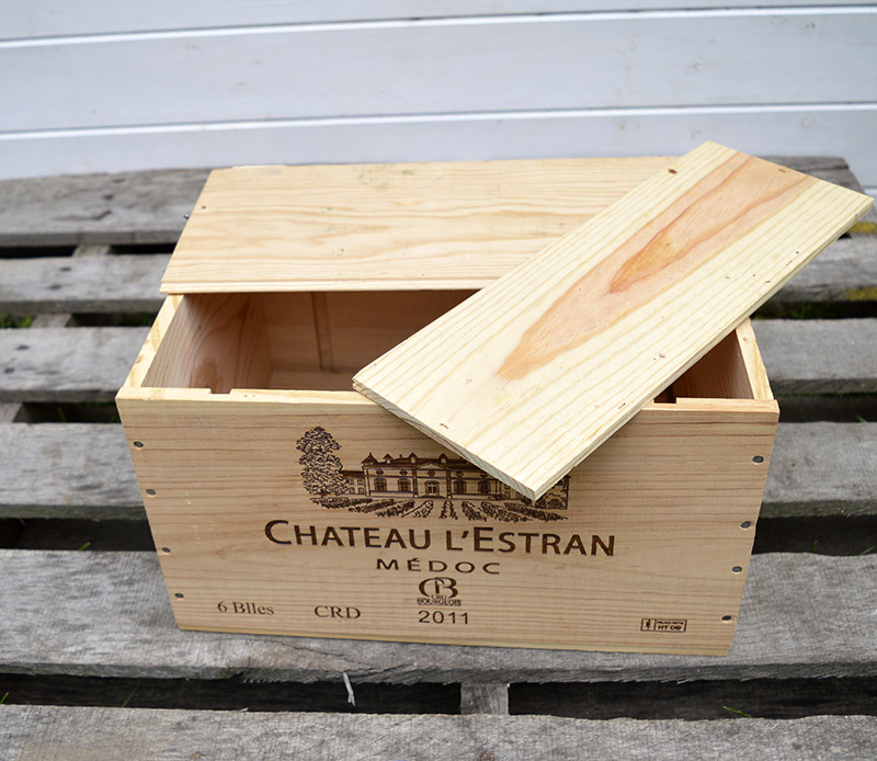 Wine crate with open lid