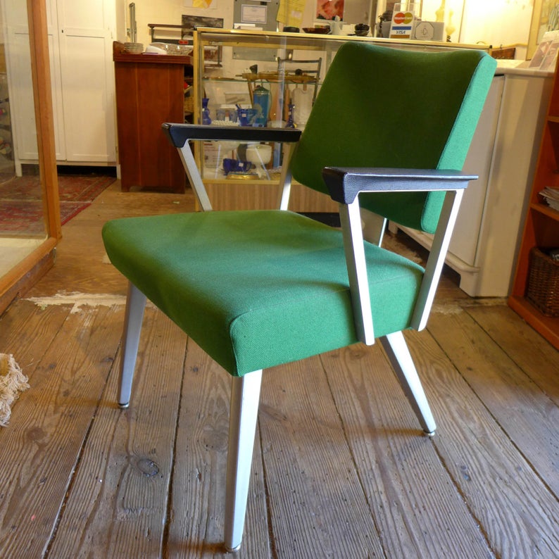 A 1970s-style green chair.
