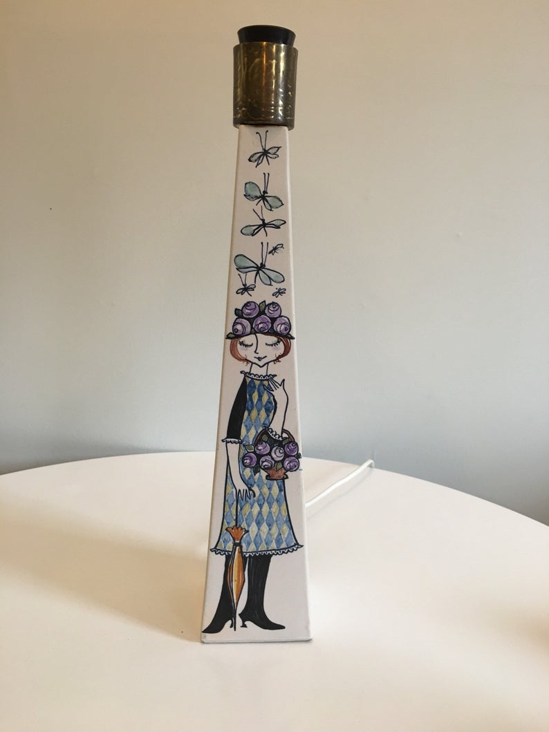 Lamp decorated with a drawing of a girl.